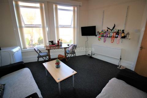 4 bedroom flat to rent, Erleigh Road - ALL BILLS INCLUDED