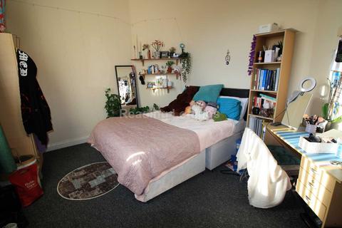 4 bedroom flat to rent, Erleigh Road - ALL BILLS INCLUDED