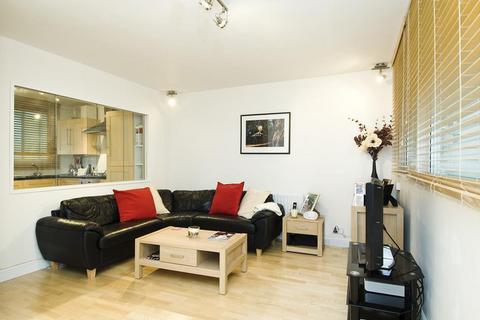 3 bedroom flat to rent, Godstone House, Pardoner Street, London