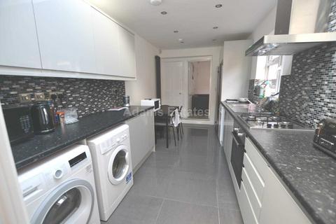 6 bedroom terraced house to rent, Grange Avenue, Reading