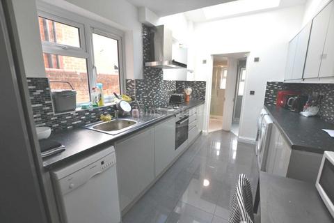 6 bedroom terraced house to rent, Grange Avenue, Reading