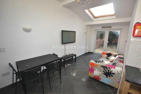 6 bedroom terraced house to rent, Grange Ave, Reading