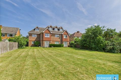 2 bedroom flat to rent, Albany Court, Ashford