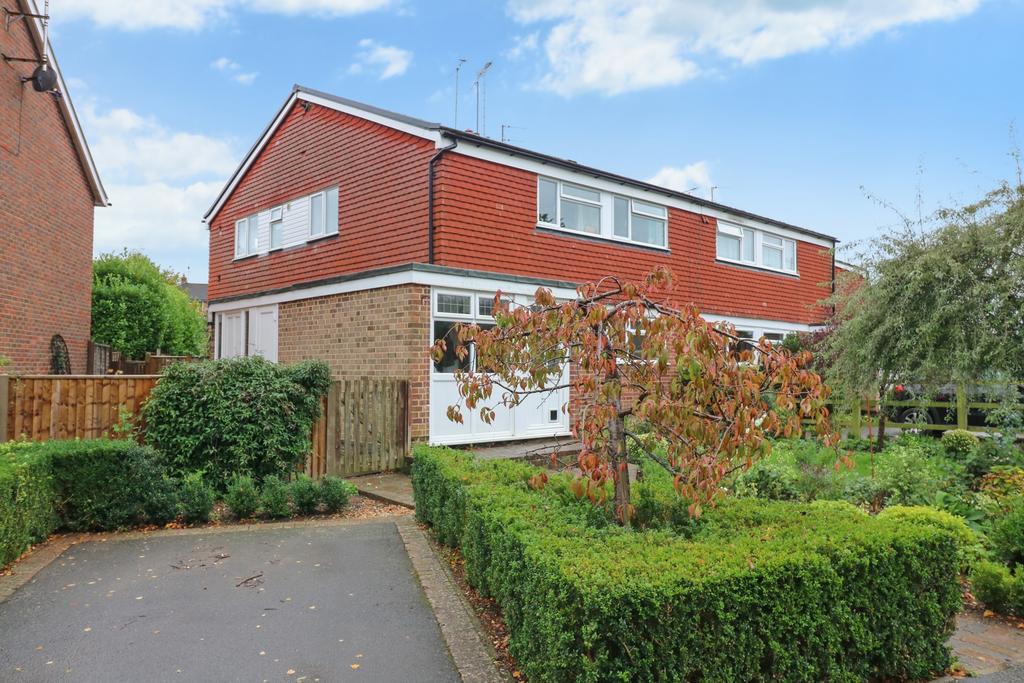 Appledore Gardens, Lindfield, RH16 2 bed flat £285,000