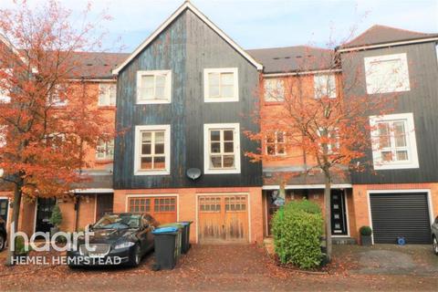 4 bedroom terraced house to rent, Imperial Way, Apsley Lock