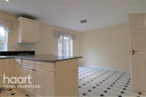 4 bedroom terraced house to rent, Imperial Way, Apsley Lock
