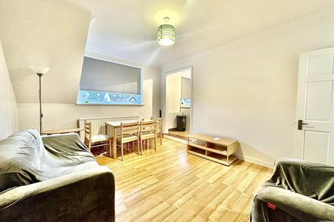 2 bedroom flat to rent, Chislehurst Avenue, London N12