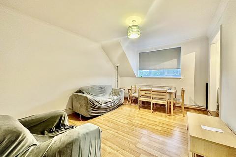 2 bedroom flat to rent, Chislehurst Avenue, London N12