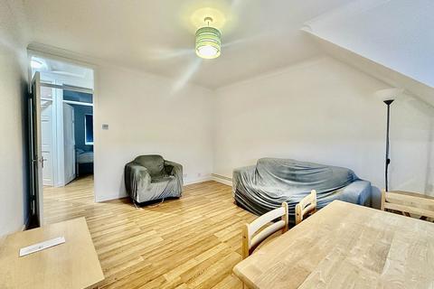 2 bedroom flat to rent, Chislehurst Avenue, London N12