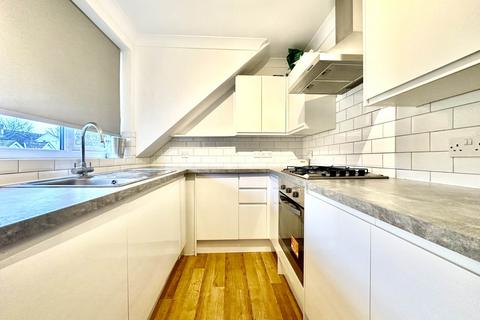 2 bedroom flat to rent, Chislehurst Avenue, London N12