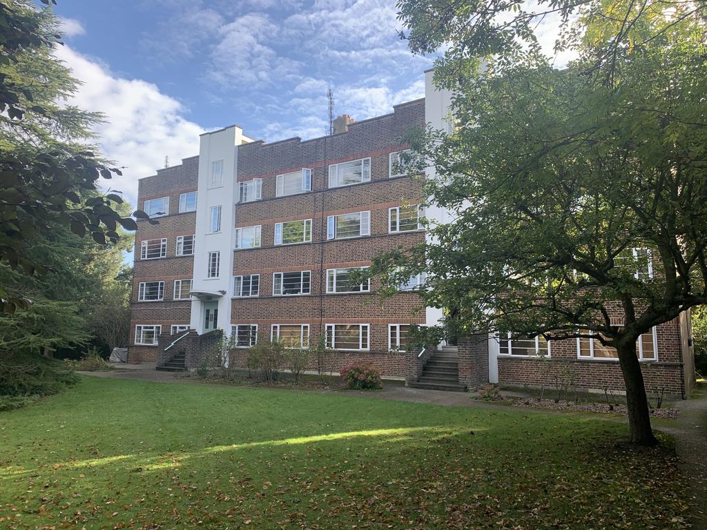 Park Court, Park Road, Hampton Wick, Kingston upon Thames KT1 2 bed