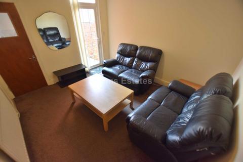 4 bedroom terraced house to rent, Grange Avenue, Reading