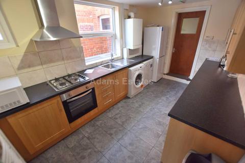 4 bedroom terraced house to rent, Grange Avenue, Reading