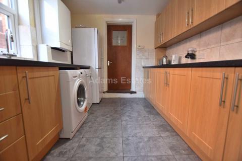 4 bedroom terraced house to rent, Grange Avenue, Reading