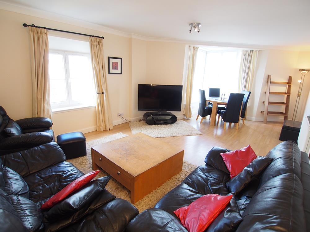 Lounge/Dining Area