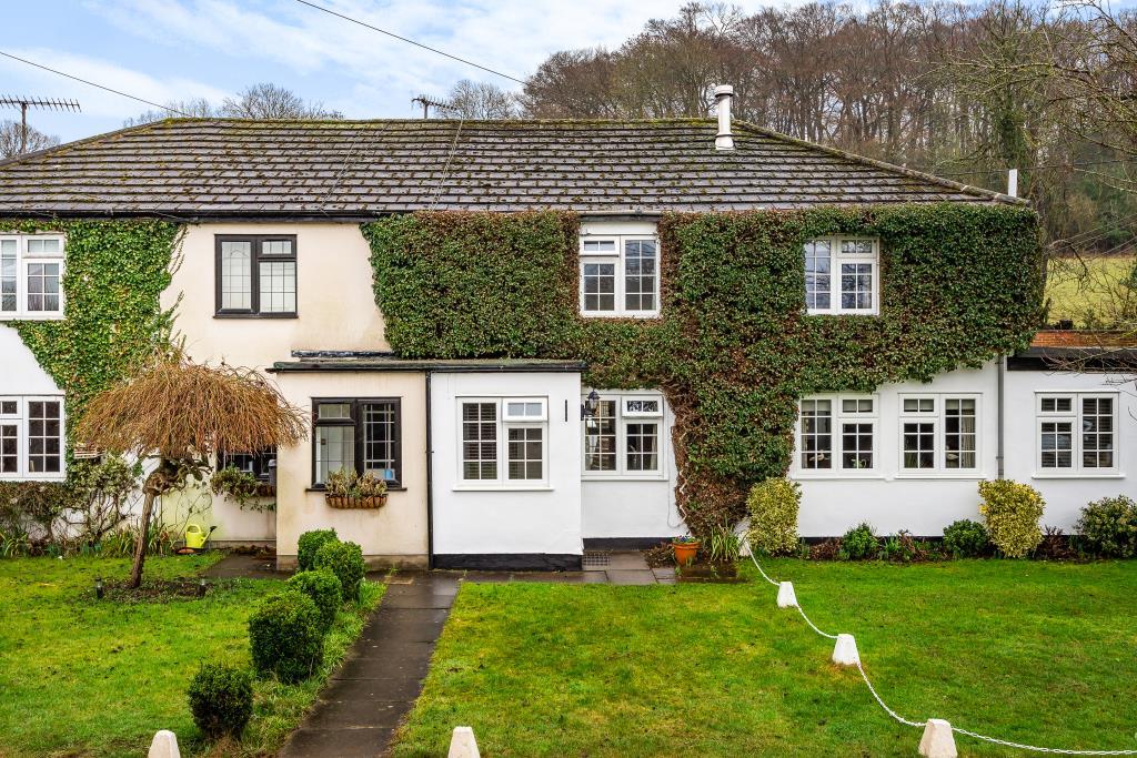 Vale Road, Chesham, HP5 2 bed cottage £1,450 pcm (£335 pw)