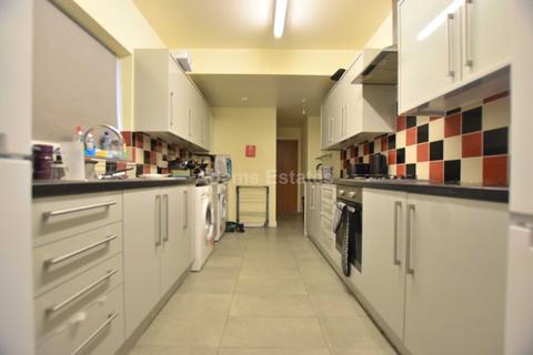 6 bedroom terraced house to rent, Radstock Road, Reading