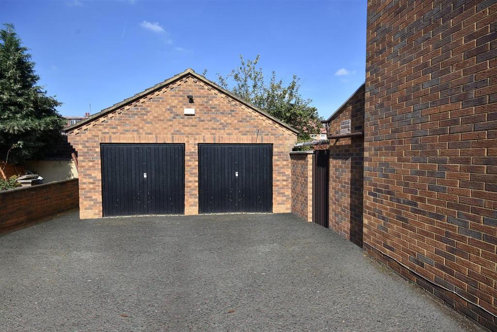 Rockingham Road, Kettering 4 bed detached house - £415,000
