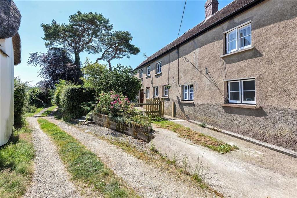 Merton, Okehampton, Devon 4 bed semidetached house £800 pcm (£185 pw)