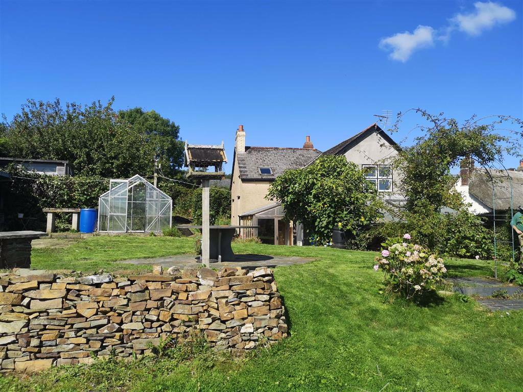 Merton, Okehampton, Devon 4 bed semidetached house £800 pcm (£185 pw)