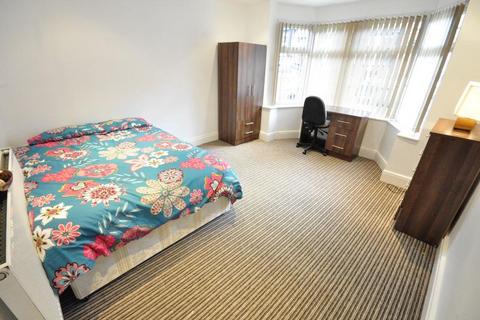 6 bedroom terraced house to rent, Richmond Avenue, Hyde Park, Leeds LS6 1DB