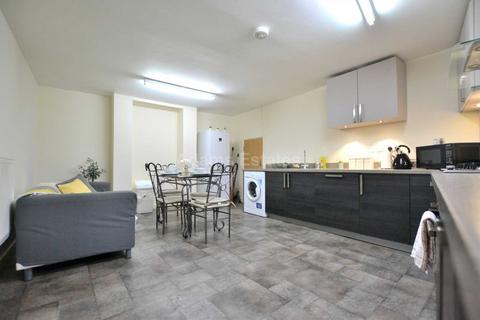 3 bedroom flat to rent, Waylen Street, Reading