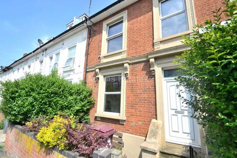 3 bedroom flat to rent, Waylen Street, Reading