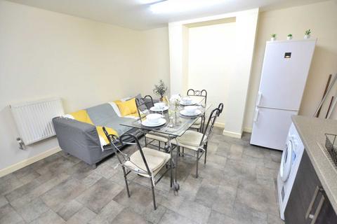 3 bedroom flat to rent, Waylen Street, Reading