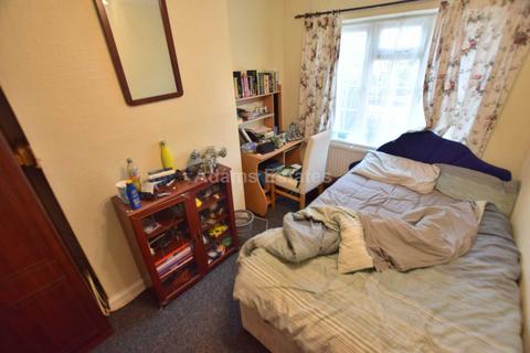 3 bedroom end of terrace house to rent, Foxhill Road, Reading