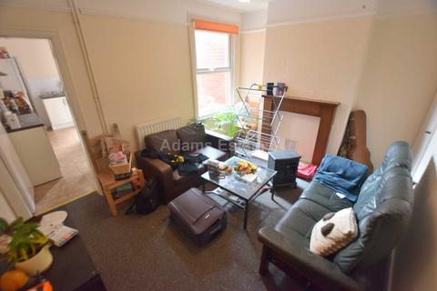 4 bedroom terraced house to rent, Grange Avenue, Reading