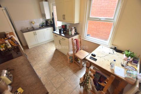 4 bedroom terraced house to rent, Grange Avenue, Reading