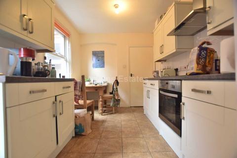 4 bedroom terraced house to rent, Grange Avenue, Reading