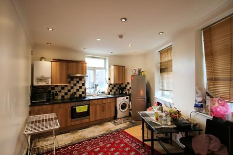 3 bedroom flat to rent, High Road, London