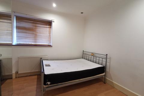 3 bedroom flat to rent, High Road, London