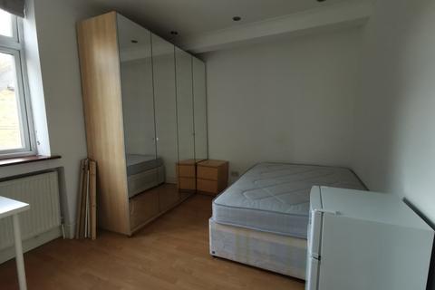 3 bedroom flat to rent, High Road, London