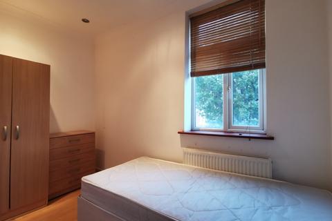 3 bedroom flat to rent, High Road, London