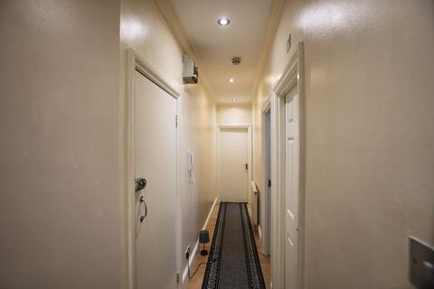 3 bedroom flat to rent, High Road, London
