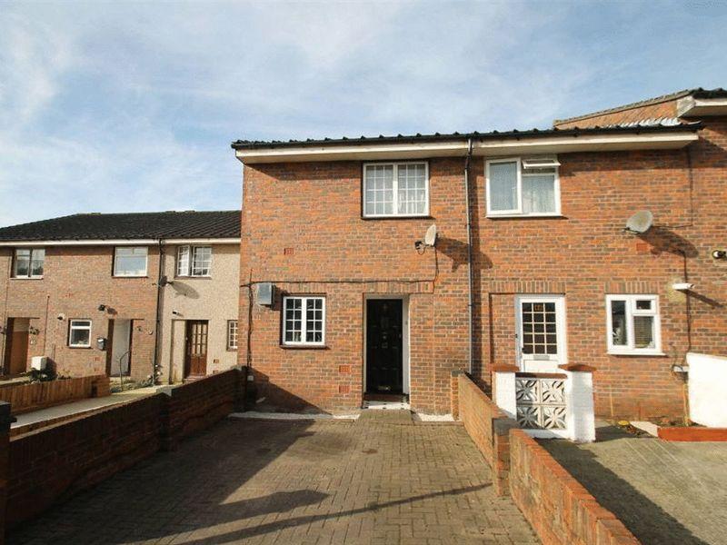 Blenheim Road, Northolt 2 bed terraced house £1,300 pcm (£300 pw)
