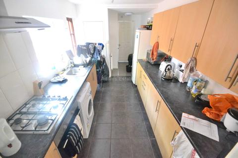 6 bedroom end of terrace house to rent - Donnington Gardens, Reading