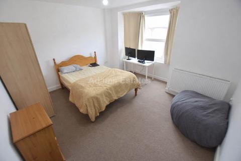 6 bedroom terraced house to rent, Swainstone Road, Reading