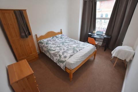6 bedroom terraced house to rent, Swainstone Road, Reading