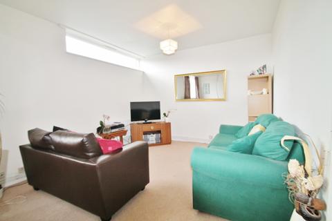 2 bedroom flat to rent, Elmfield Road, Balham, SW17