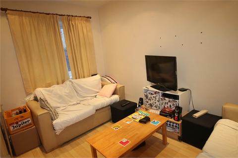 2 bedroom flat to rent, Delph Court, Woodhouse, Leeds, LS6