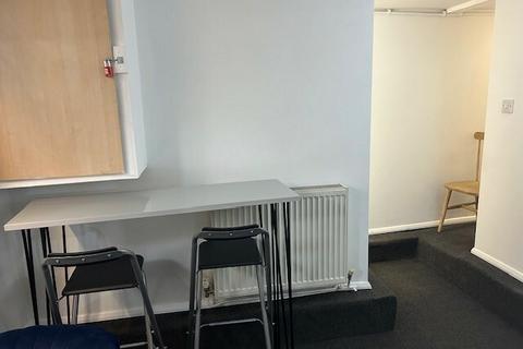 1 bedroom in a house share to rent, REF: 10670 | Wycliffe Road | Lower Ground | Northampton | NN1