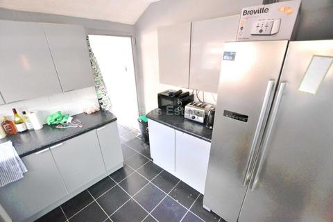 6 bedroom terraced house to rent, Donnington Road, Reading