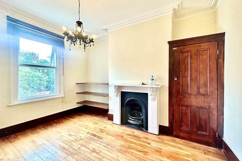 3 bedroom flat to rent, Holly Park Road, Friern Barnet, London N11