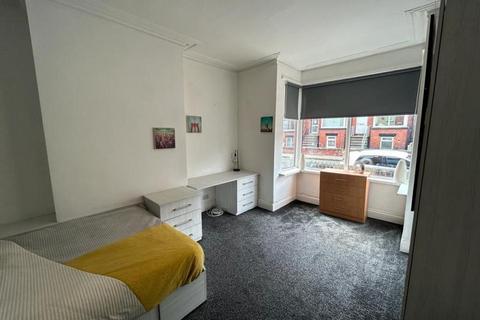 6 bedroom terraced house to rent, BEECHWOOD VIEW, BURLEY, LEEDS