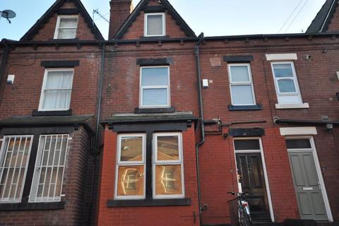 3 bedroom terraced house to rent, Pearson Grove, Hyde Park, Leeds LS6 1JB