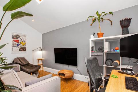 3 bedroom maisonette to rent, Heyworth Road, Clapton, E5