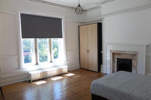 3 bedroom flat to rent, Cardigan Road, Hyde Park, Leeds, LS6 3AE